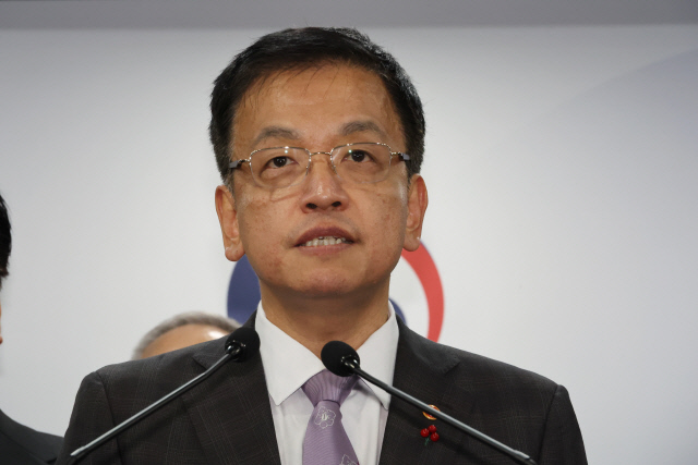 최상목 경제부총리 겸 기획재정부 장관이 8일 서울 종로구 정부서울청사에서 열린 관계부처 합동 브리핑에서 발언하고 있다. <연합뉴스>